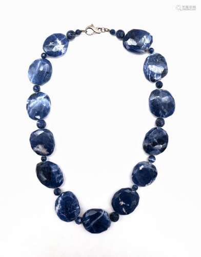 COLLIER retenant des sodalites taillées. Fermoir e…