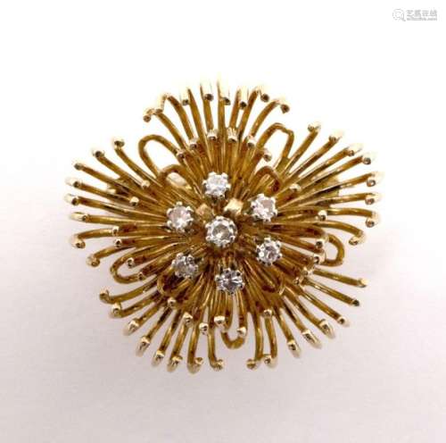 BROCHE en or jaune 18K présentant une forme de fle…