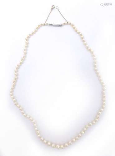 COLLIER de perles blanches en chute (non testées).…