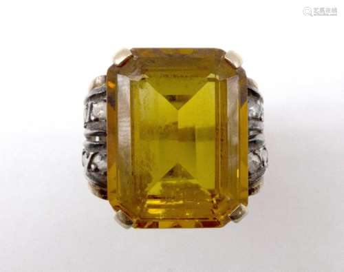 BAGUE en or jaune 18K et argent 800 retenant un im…