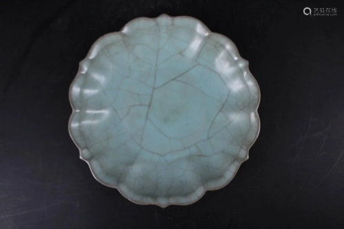 Song Porcelain Guanyao Crackle Plate