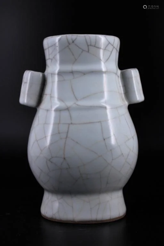 Song Porcelain Guanyao Crackle Vase