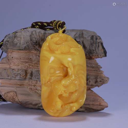 A Chinese Amber Dragon Pattern Pendant