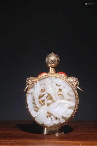 A Chinese Hetian Jade Snuff Bottle Embeded Gilt Silver&Red Coral