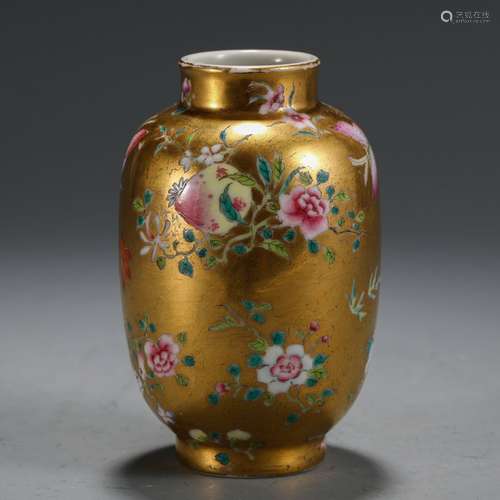 A Chinese Porcelain Gold Painting Floral Vase