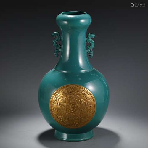 A Chinese Porcelain Green Glazed Gold Figure Painting Vase