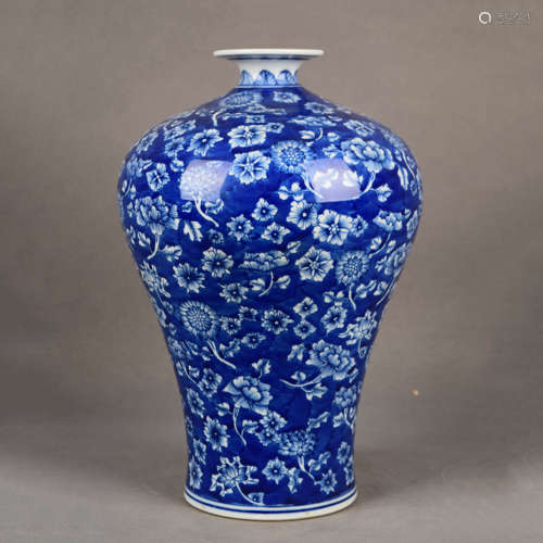 A Chinese Blue and White Floral Porcelain Vase