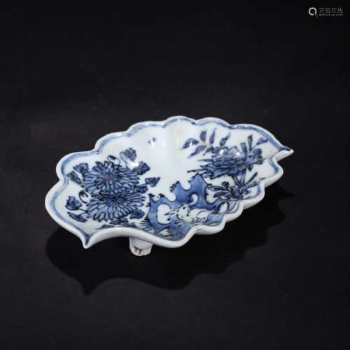 A Chinese Blue and White Floral Porcelain Three-legged Washer