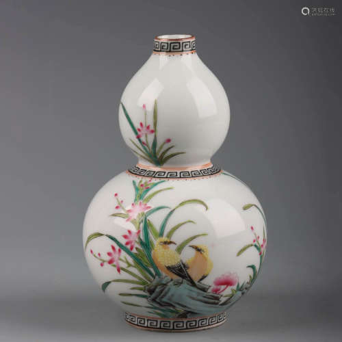 A Chinese Famille Rose Flower&Bird Pattern Porcelain Gourd-shaped Vase