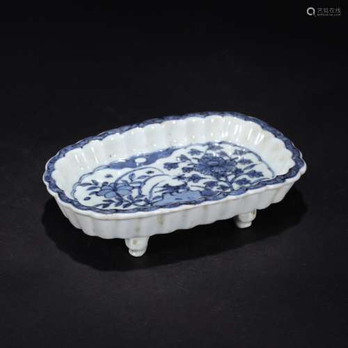 A Chinese Blue and White Floral Porcelain Three-legged Washer