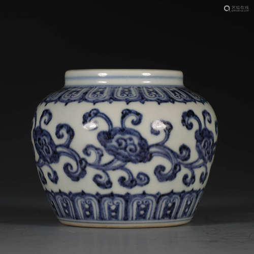 A Chinese Blue and White Floral Porcelain Jar