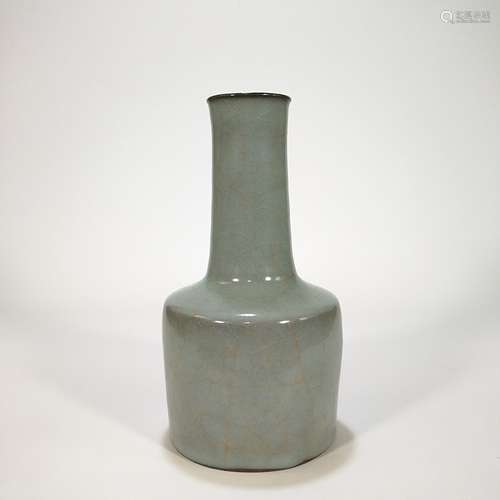 A Chinese Official Kiln celadon Porcelain Vase