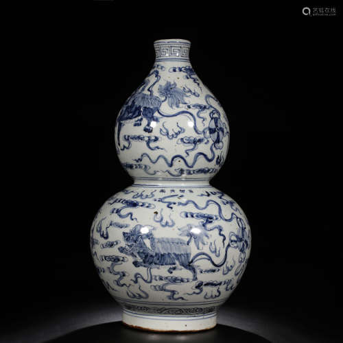 A Chinese Blue and White Floral Porcelain Gourd-shaped Vase