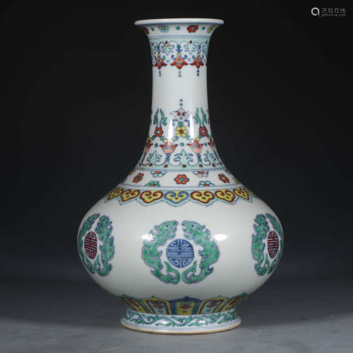 A Chinese Clashingcolor Floral Porcelain Vase