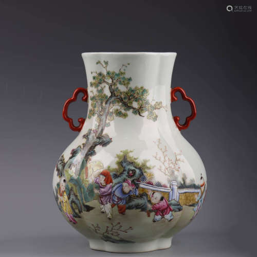 A Chinese Enamel Porcelain Double Ears Vase