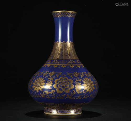 A BLUE GLAZE GOLD PAINTING FLOWER VASE