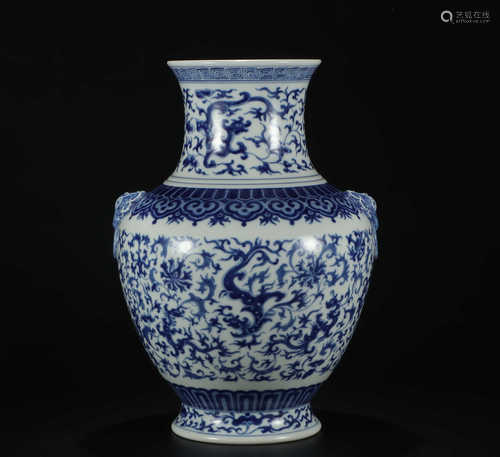 A BLUE AND WHITE BOTTLE WITH DRAGON PATTERNS AND DOUBLE EARS