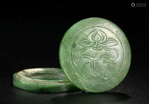 A GREEN JADE SEAL BOX WITH FLOWER PATTERNS