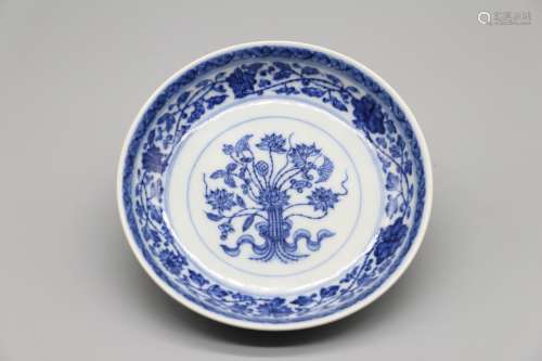 Qing Dynasty Qianlong year system official kiln  a bunch of blue and white lotus pattern plate
