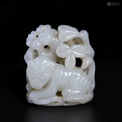 A WHITE JADE ORNAMENT SHAPED WITH BEAST