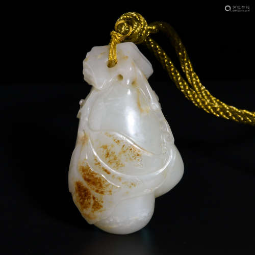 A WHITE JADE ORNAMENT SHAPED WITH MELON