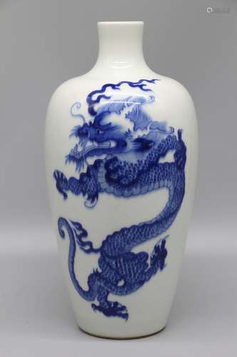 Qing Dynasty  blue and white vase with dragon pattern