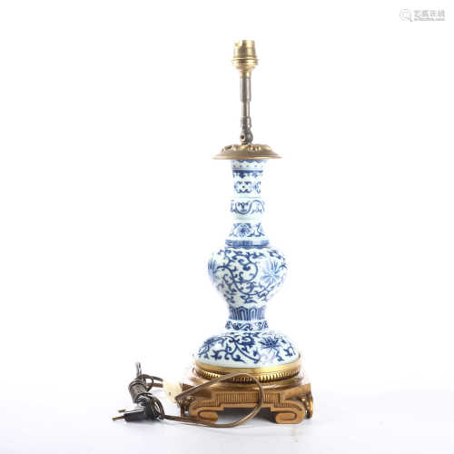 Oil lamp decorated with blue and white lotus flower patterns