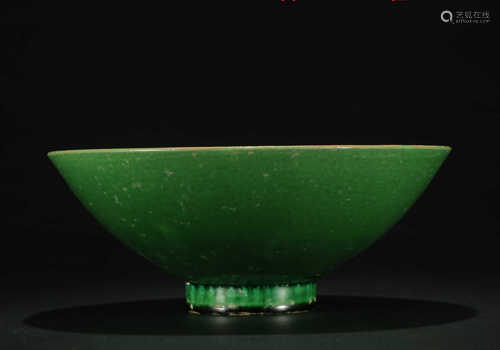 A GREEN GLAZE BOWL