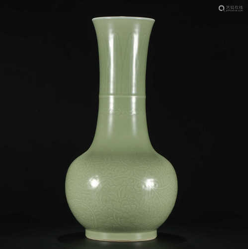 A LONGQUAN KILN FLOWER VASE