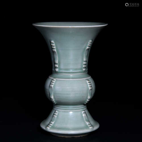 A LONGQUAN KILN FLOWER VASE