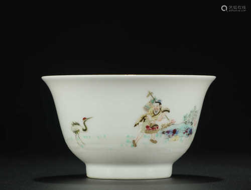 A POWDER ENAMEL BOWL PAINTED WITH CHARACTERS