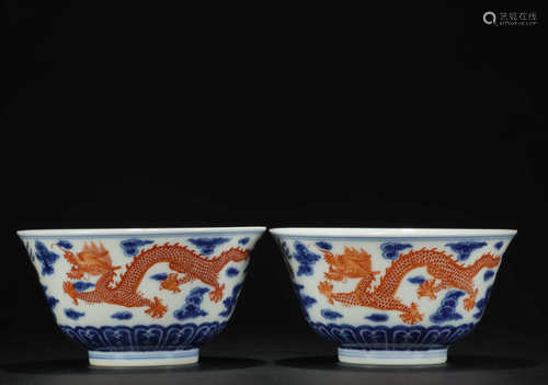 A PAIR OF BLUE-AND-WHITE ALUM RED BOWLS WITH DRAGON PATTERNS