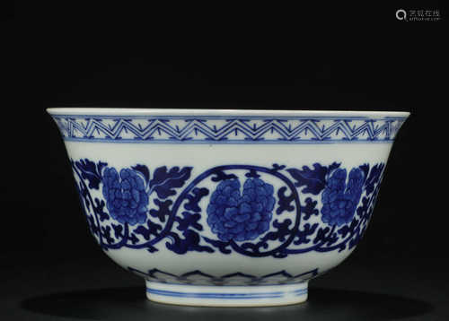 A BLUE AND WHITE BOWL PAINTED WITH FLOWER PATTERNS