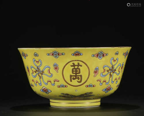 A YELLOW GLAZE POWDER ENAMEL BOWL WITH FLOWER PATTERNS