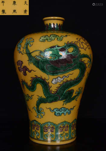 A SAN CAI GLAZE DRAGON PATTERN VASE