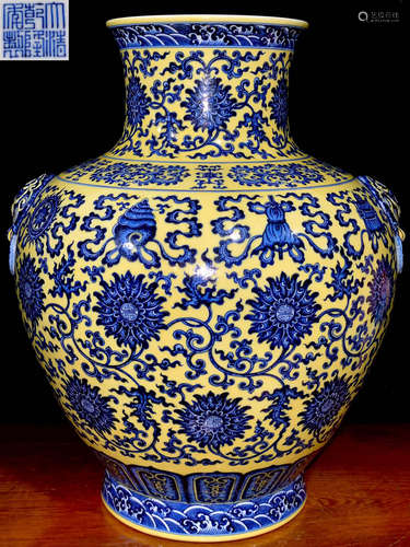 A YELLOW BLUE&WHITE GLAZE LOTUS PATTERN VASE