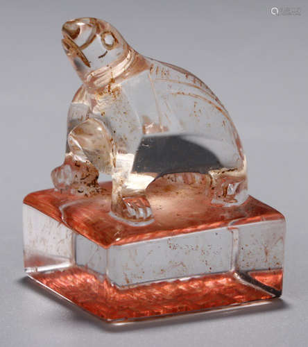 A CRYSTAL CARVED BEAST SHAPE SEAL