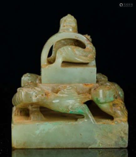 AN ANTIQUE JADE CARVED BEAST PATTERN SEAL