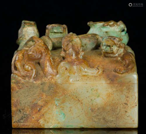 AN ANTIQUE JADE CARVED BEAST PATTERN SEAL