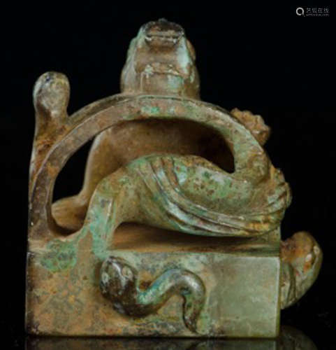 AN ANTIQUE JADE CARVED BEAST PATTERN SEAL