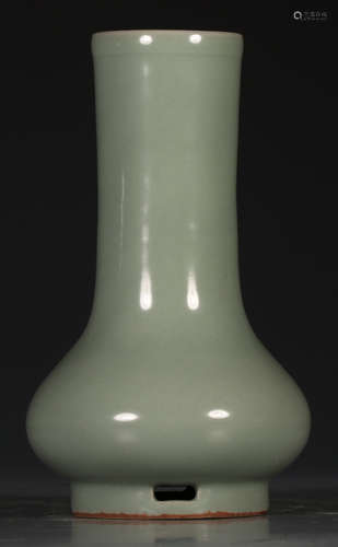 A LONGQUAN YAO GLAZE VASE