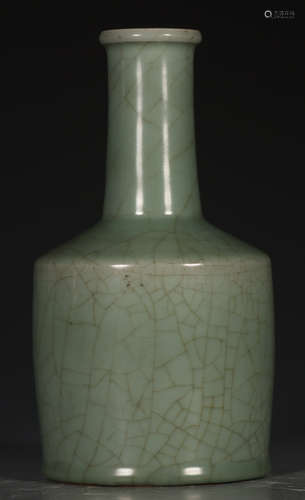 A LONGQUAN YAO GLAZE VASE