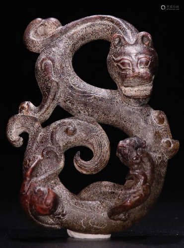 AN ANTIQUE JADE CARVED DRAGON PATTERN PENDANT