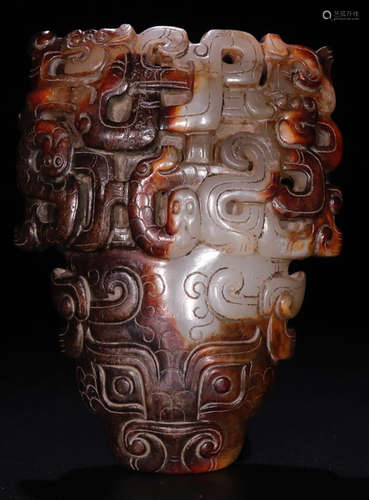 AN ANTIQUE JADE CARVED BEAST PATTERN PENDANT