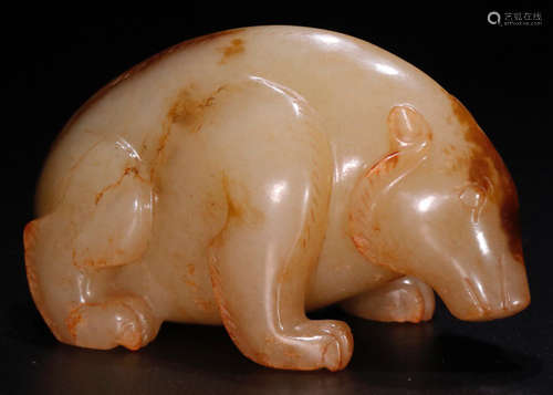 AN ANTIQUE JADE CARVED BEAR SHAPE PENDANT