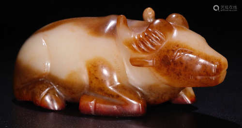 AN ANTIQUE JADE CARVED BULL SHAPE PENDANT