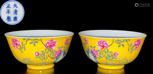 PAIR OF YELLOW FAMILLE ROSE GLAZE BOWLS