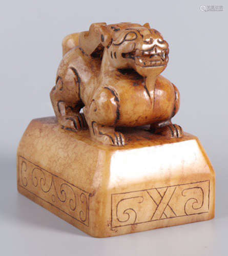 A HETIAN JADE CARVED BEAST SHAPE SEAL