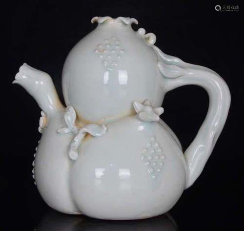 A SHADOW CELADON GLAZE FRUIT PATTERN POT