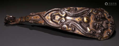 A GOLD WITH SILVER DRAGON PATTERN BELT BUCKLE